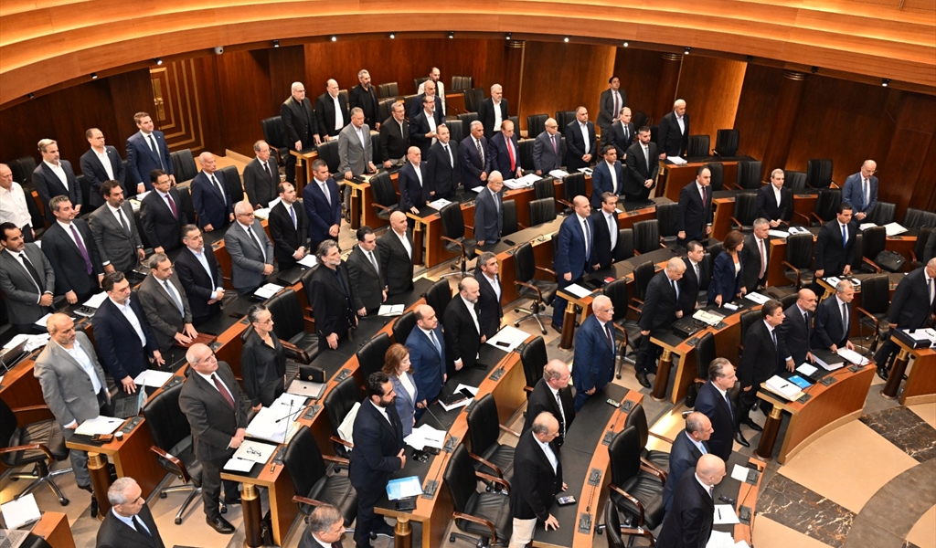 الوقوف دقيقة صمت عن روح النائب السابق حسن رفاعي (تصوير: طلال سلمان)