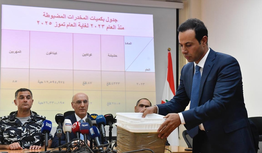 الوزير الحجار يتحدث في فصيلة رأس بيروت وإلى جانبه اللواء عبدالله