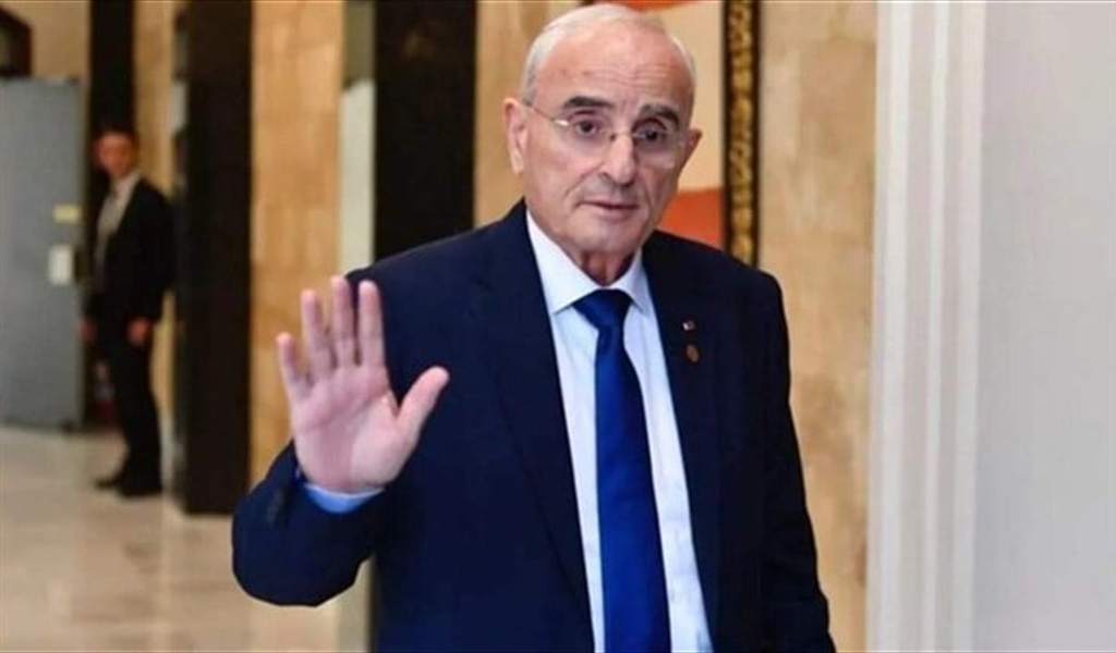 وزير الدفاع يفضح تشرذم القرار السياسي وتجاوز الدستور