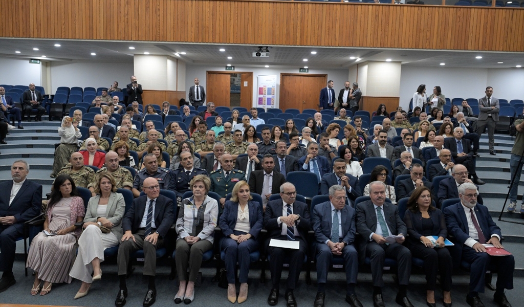 الرئيس سلام وعقيلته سحر والوزير جابر والرئيسان السنيورة وتمام سلام وعقيلته لمى والسيدة منى الهراوي ويسمى فليحان ويبدو فضلو خوري إلى أقصى اليمين في مقدمة الحضور