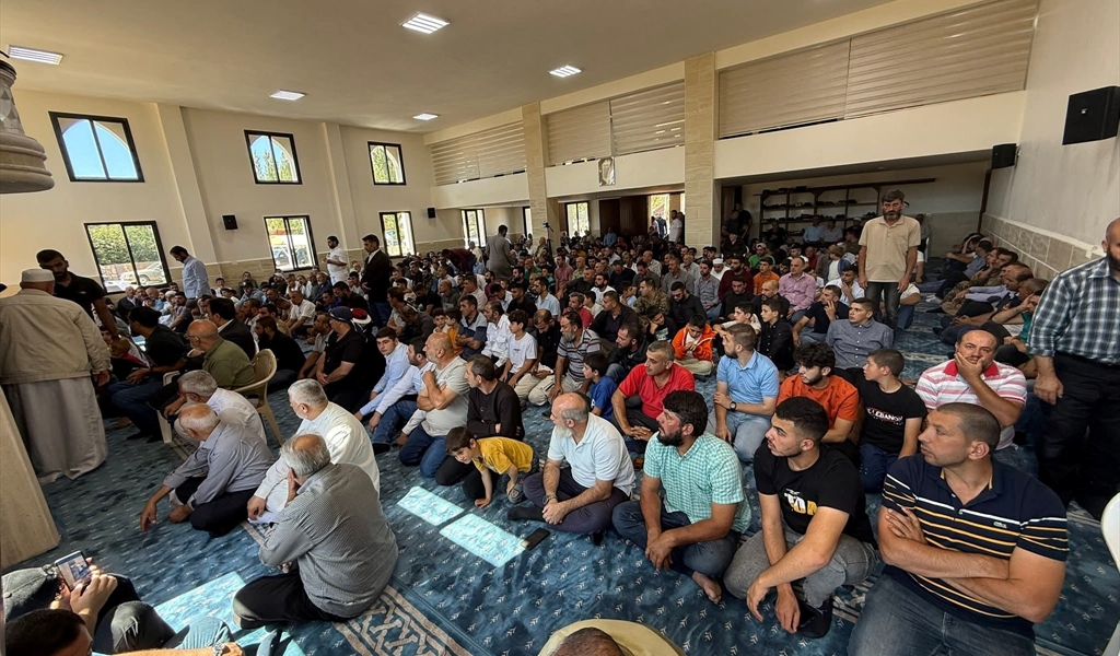 جانب من المصلين في مسجد القموعة الجديد أمس