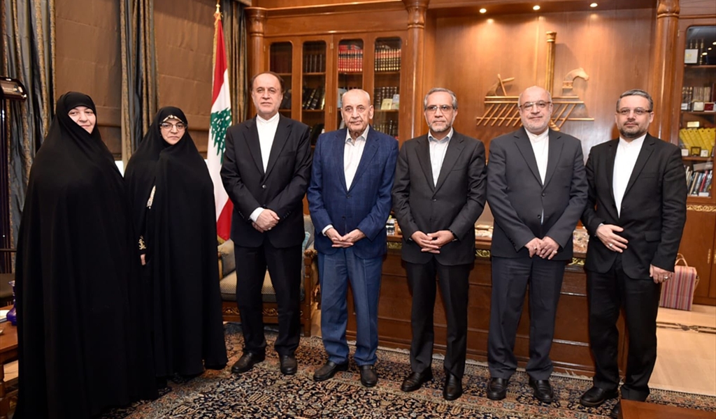 الرئيس بري متوسطاً الوفد الإيراني (حسن إبراهيم)