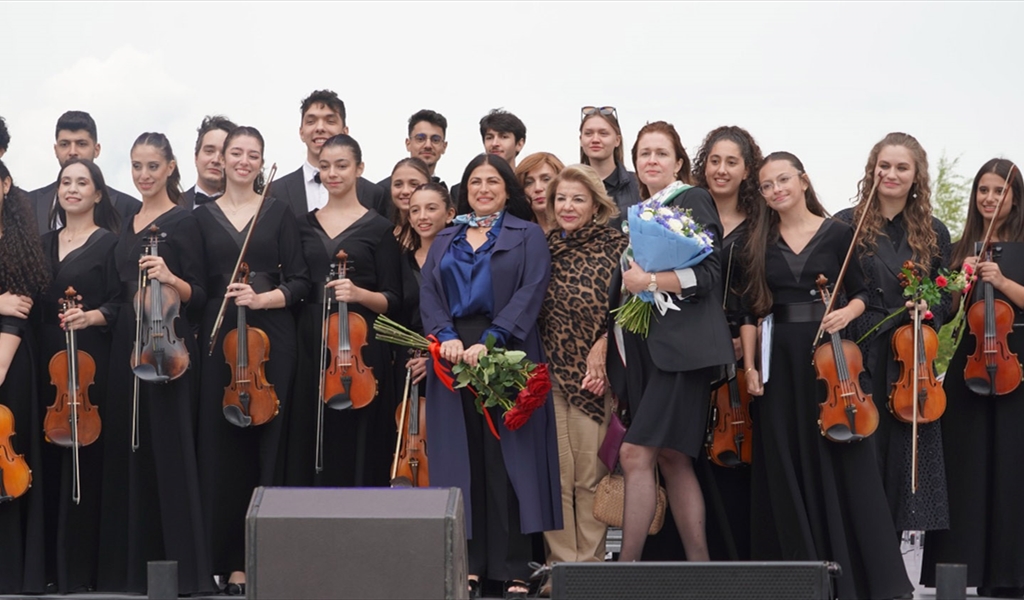 هبة القواس تتوسط الأوركسترا الشبابية