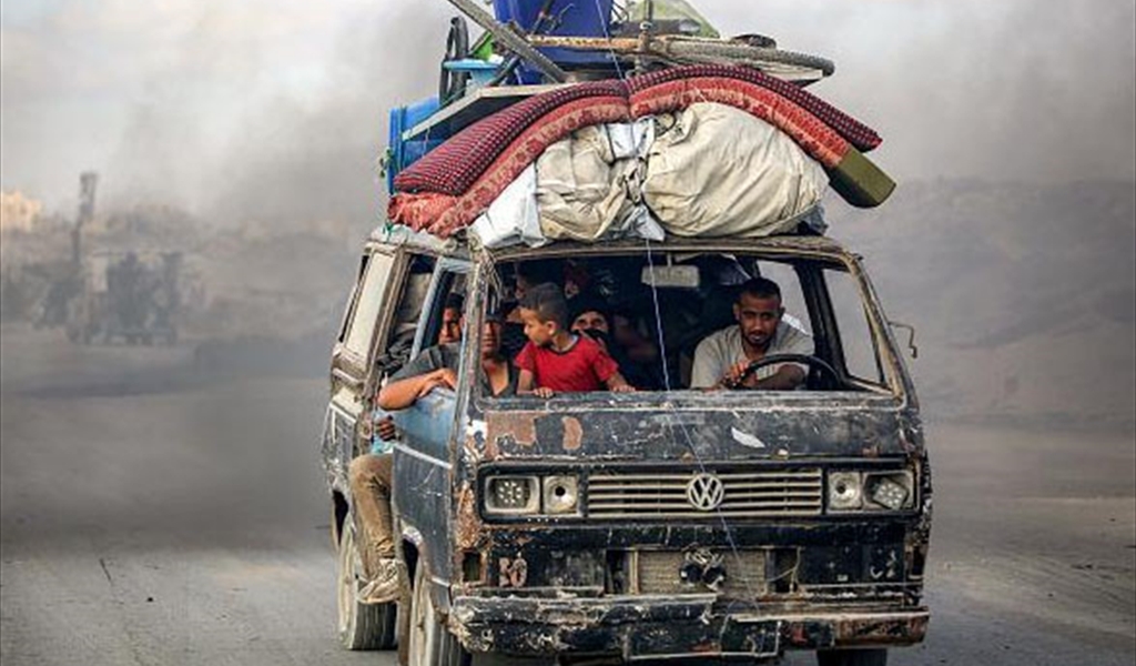 عائلة فلسطينية تنزح من جباليا في غزة هربا من الغارات الإسرائيلية