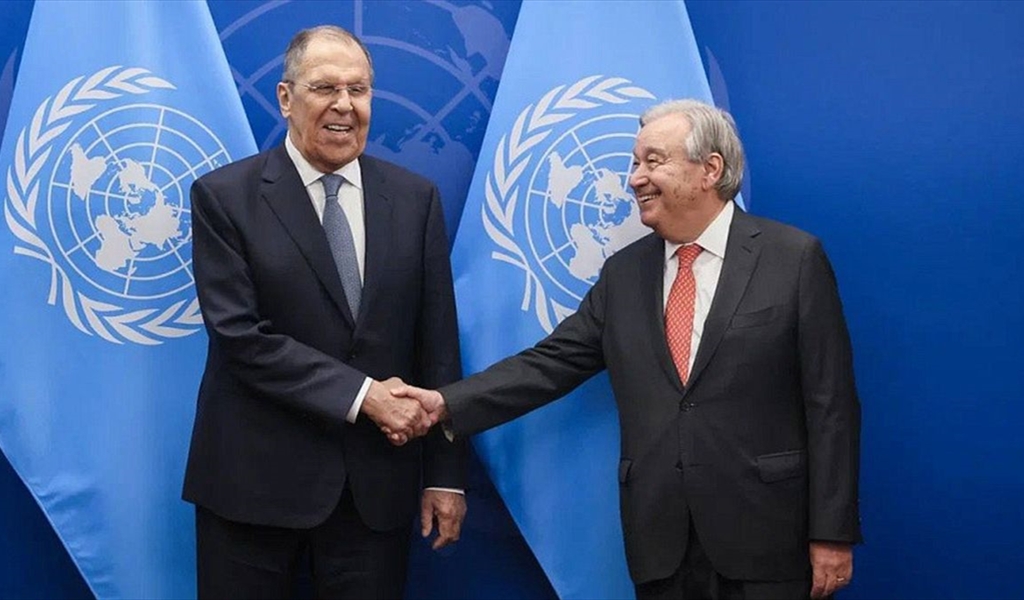 لافروف يمازح غوتيريش.. «أين العلم الروسي؟»