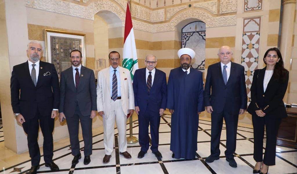 الرئيس سلام خلال لقائه خلف الحبتور في حضور الشيخ عريمط والأستاذ صلاح سلام