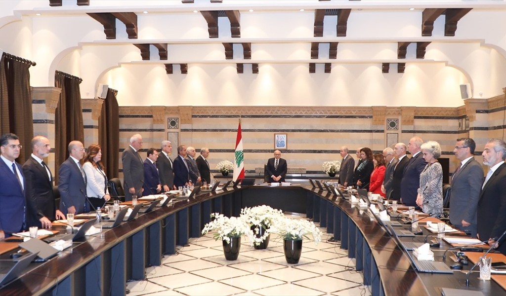 مجلس الوزراء مجتمعاً دقيقة صمت حداداً على أرواح شهداء مجزرة بنت جبيل (محمود يوسف)