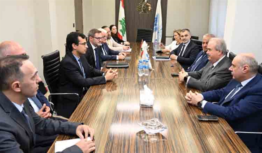 وزير المالية مترئساً الاجتماع في الوزارة