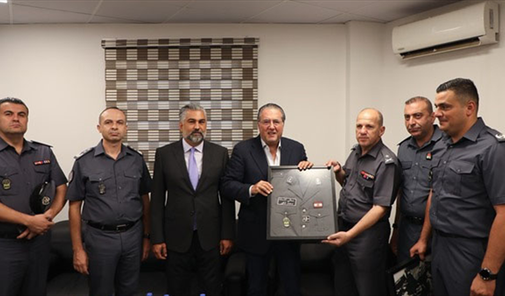 شقير يتسلم الدرع من العميد الجمل