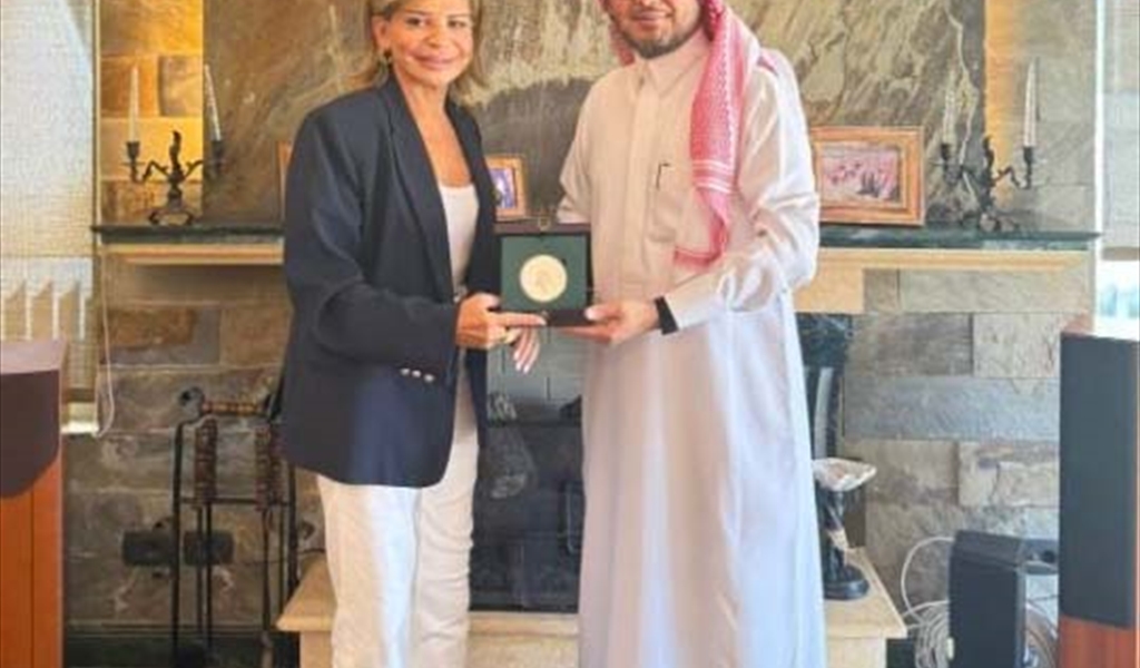 السفير الدكتور بخاري مقدّماً لشدياق ميدالية سفارة المملكة