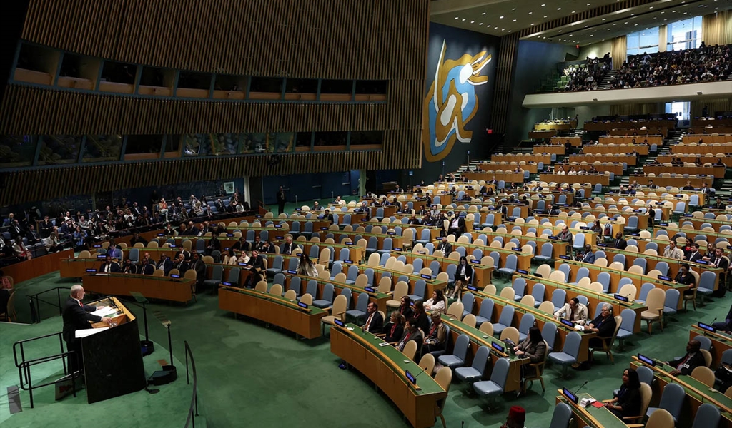 نتنياهو يتحدث في قاعة شبه خالية بعد انسحاب وفود أغلب الدول من قاعة الجمعية العامة