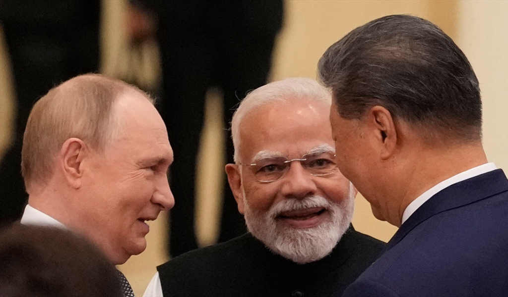 حديث جانبي بين بوتين وشي ومودي خلال افتتاح القمة في تيانجين