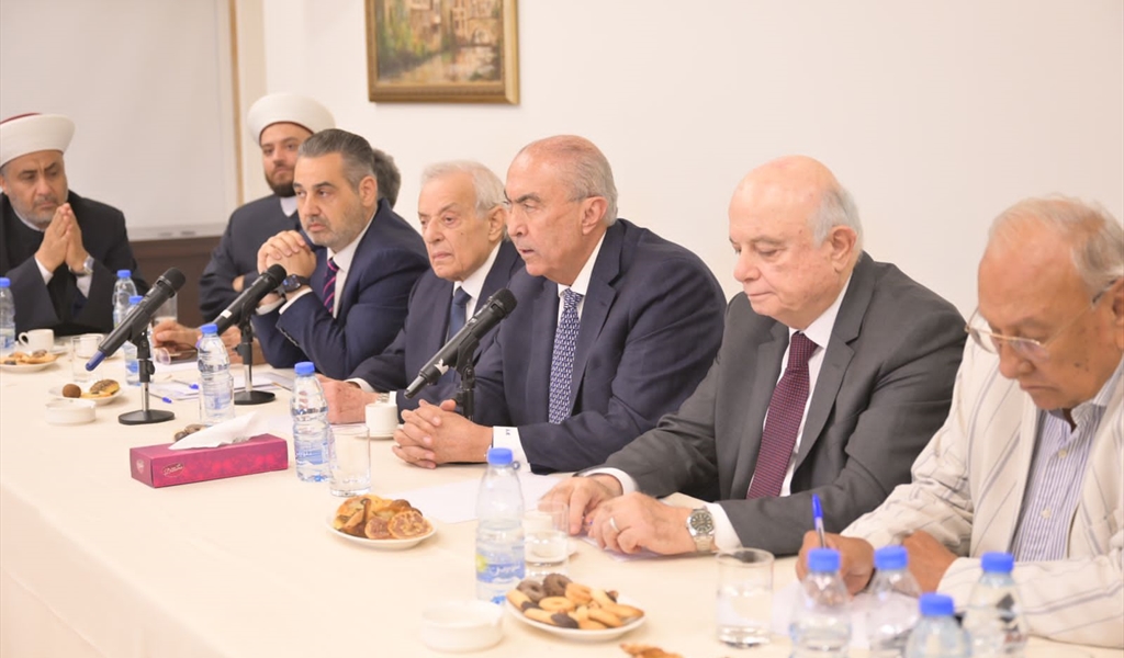 النائب مخزومي متحدثاً ومتوسطاً صلاح سلام والعميد نزار عبد القادر والدكتور فوزي زيدان وسامر الصفح والمشايخ: مازن الحريري وبلال الملا