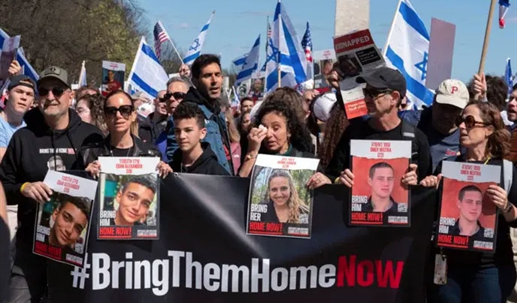 من إعلام العدو .. أهالي المخطوفين يتهمون نتنياهو بالتضحية بأبنائهم