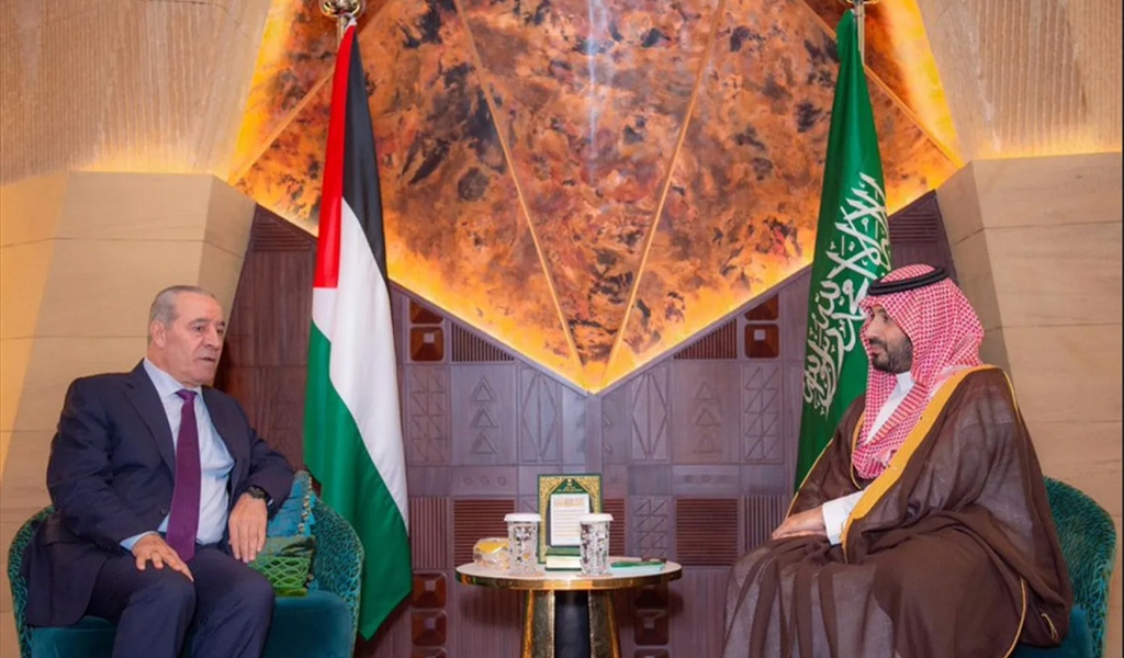 ولي العهد الأمير محمد بن سلمان وحسين الشيخ خلال الاجتماع في الرياض