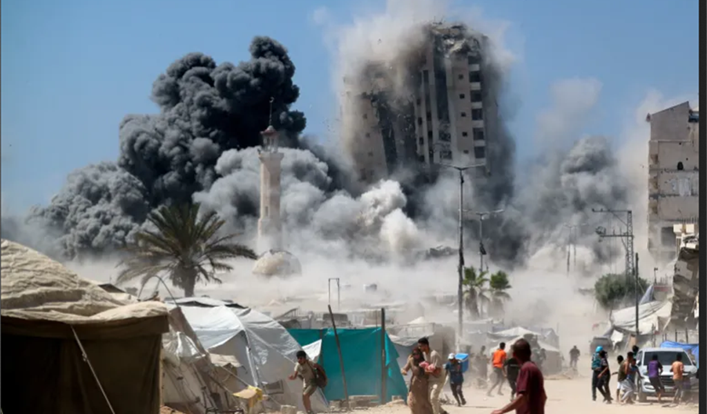 برج مشتهى في غزة يتهاوى أمام أنظار الأهالي بعد غارة إسرائيلية