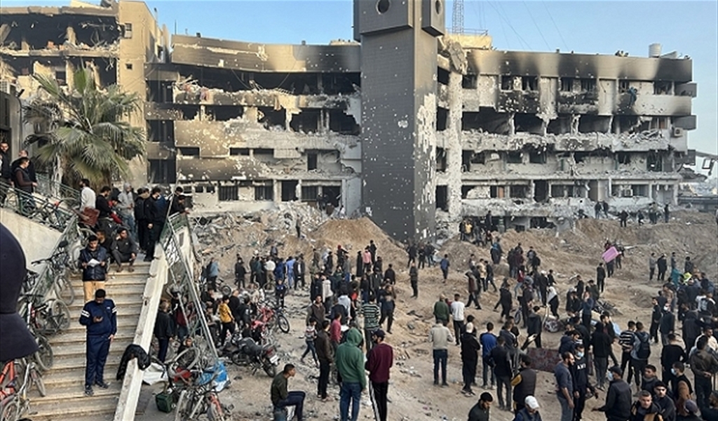 المركز الفلسطيني لحقوق الإنسان في تقرير جديد: المستشفيات في غزة تواجه مخاطر التوقف الكامل.. والاحتلال مستمر في عدوانه عليها