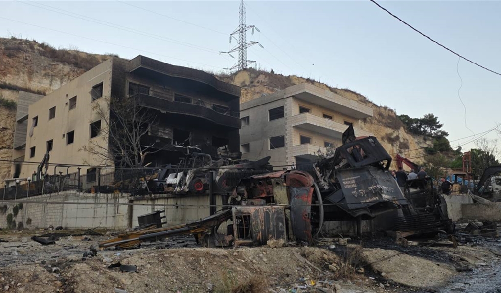 سلسلة غارات عنيفة على المصيلح.. والعدو الاسرائيلي يستهدف معارض للجرافات ومحال تجارية