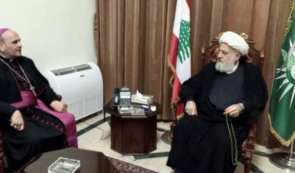 الشيخ الخطيب مستقبلاً السفير البابوي