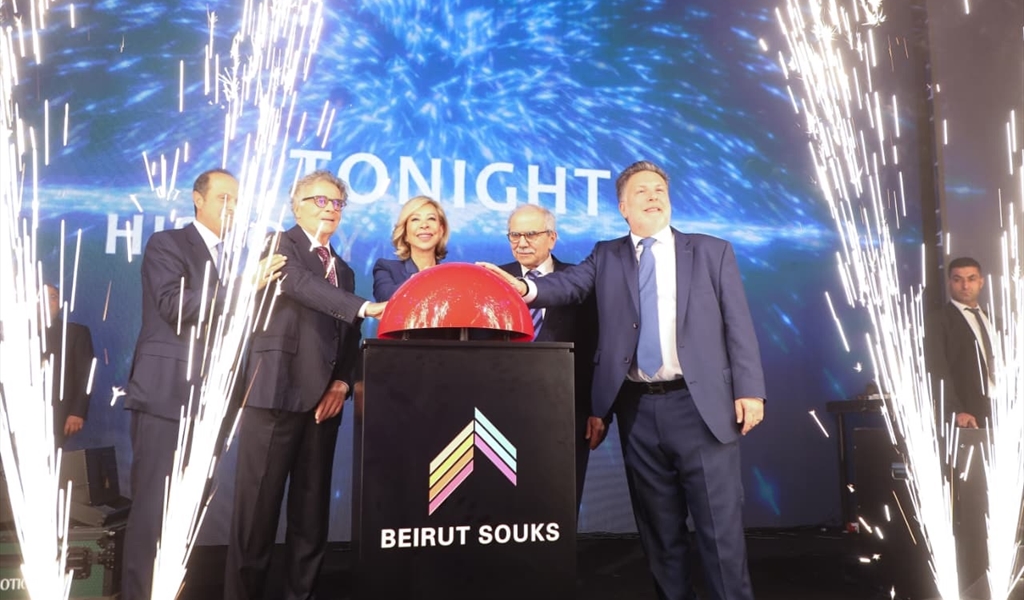 الرئيس سلام يطلق الأسهم النارية بمشاركة اللبنانبة الأولى نعمت عون وناصر الشماع وأبو جمرة (طلال سلمان)