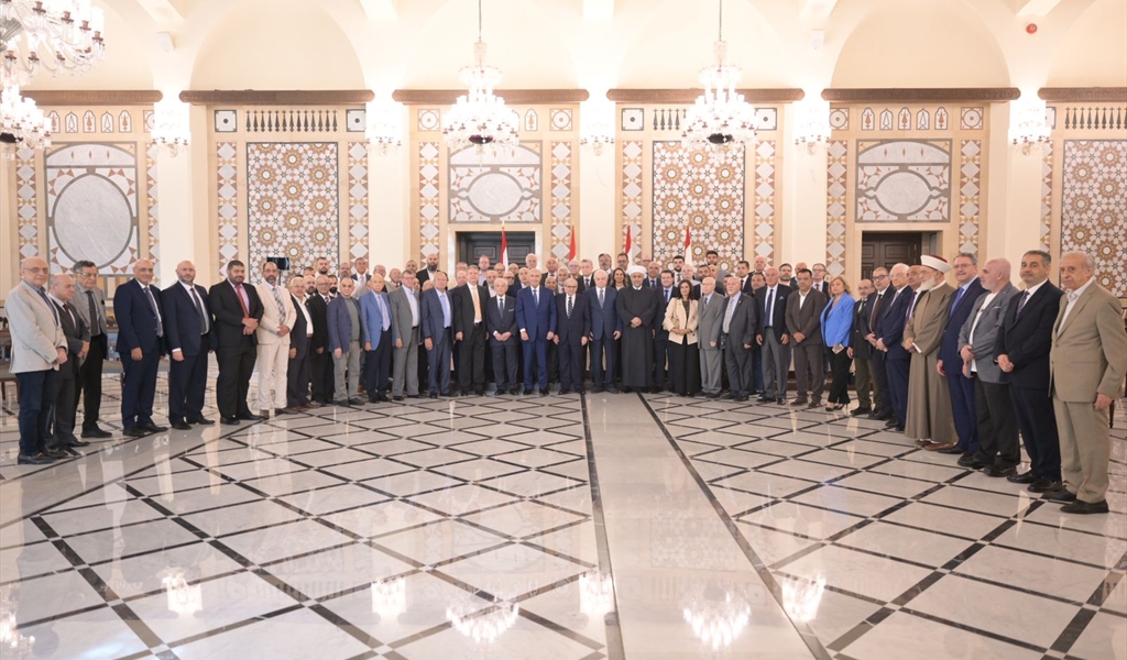 الرئيس سلام متوسطاً النائب فؤاد مخزومي ورئيس تحرير «اللواء» صلاح سلام ووفد منتدى حوار بيروت