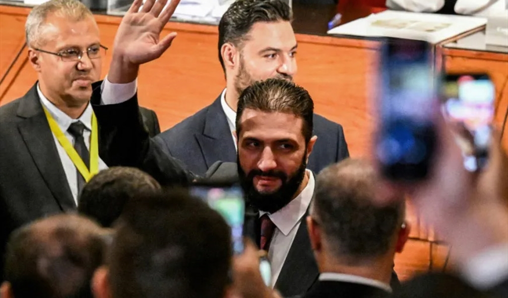 الرئيس السوري أحمد الشرع متفقدا سير العملية الانتخابية في مركز الاقتراع الرئيسي في دمشق