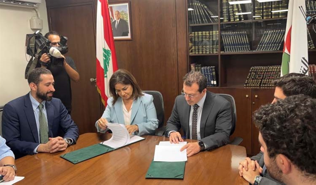 الوزيران السيد وشحادة يوقعان الاتفاق