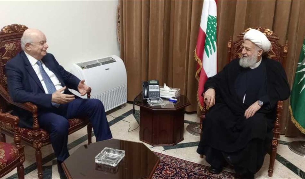 الشيخ الخطيب مستقبلاً رئيس تحرير جريدة اللواء الأستاذ صلاح سلام (طلال سلمان)