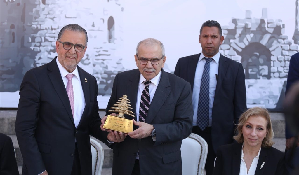 الرئيس سلام يتسلّم درعاً تكريمياً من رئيس جمعية المقاصد فايز البزري وإلى جانبه عقيلته سحر