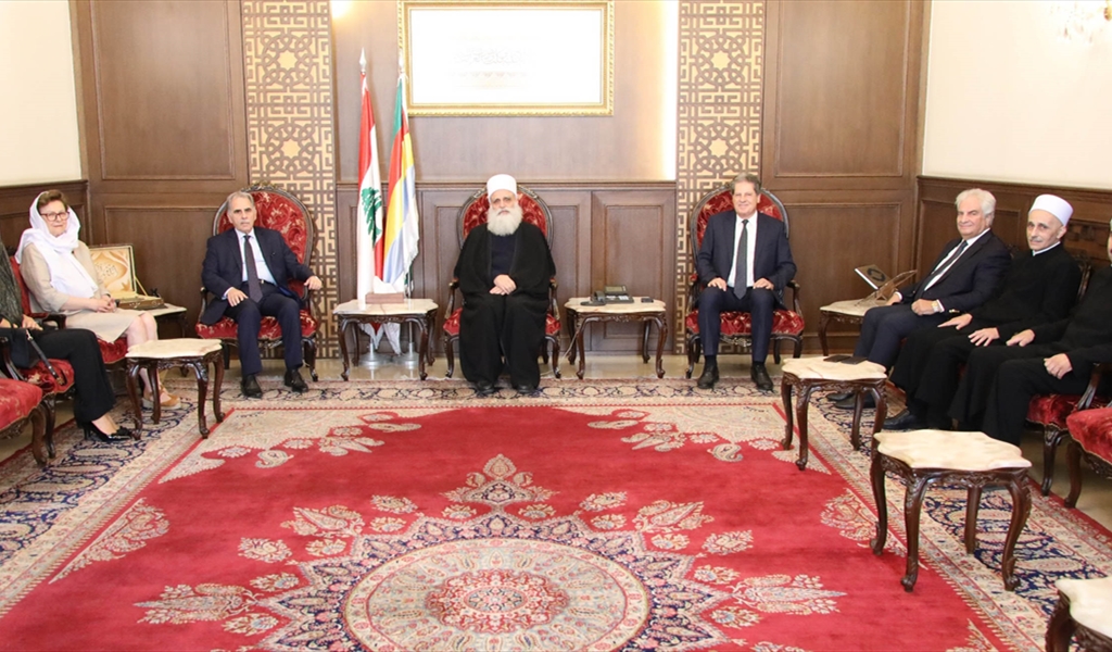 الشيخ أبي المنى مستقبلاً وفد حوار الحضارات والأديان