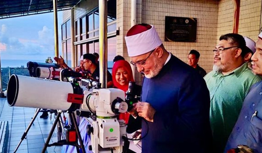 مفتي مصر مشاركاً في استطلاع هلال شهر جمادى الأولى