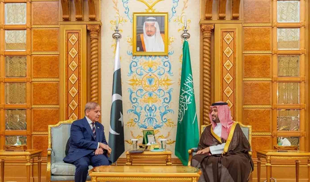 الأمير محمد بن سلمان مستقبلا رئيس الوزراء الباكستاني