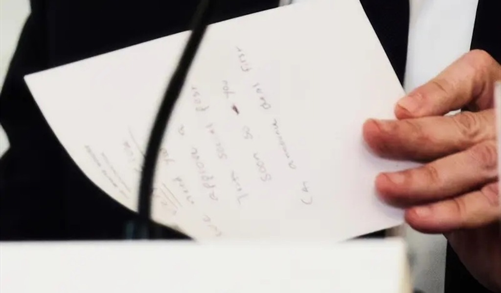 بالفيديو.. صورة تكشف سر رسالة سلمها روبيو لترامب.. ماذا تضمنت؟