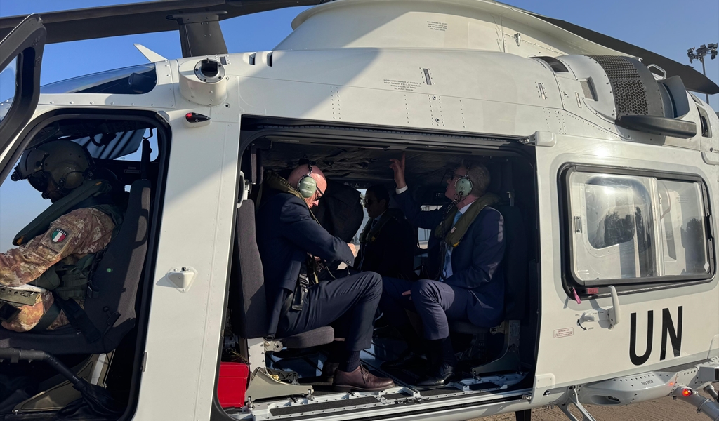 الوزير في طوّافة "اليونيفيل"