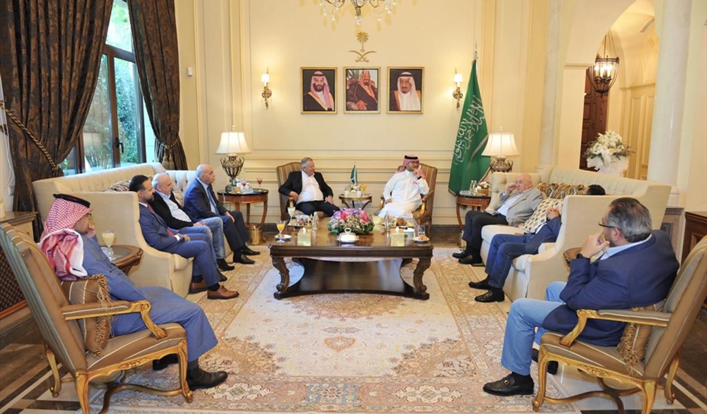 السفير بخاري خلال لقائه وفداً من الإعلاميين