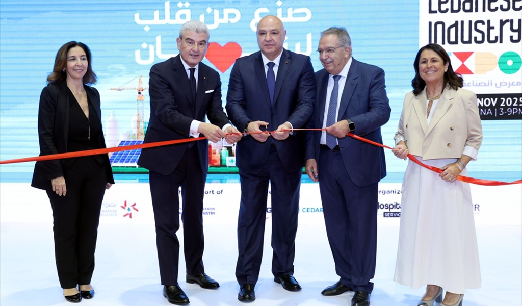 الرئيس عون متوسطاً وزير الصناعة جو عيسى الخوري ورئيس جمعية الصناعيين سليم الزعني يقص شريط افتتاح معرض الصناعات اللبنانية (تصوير: محمود يوسف)