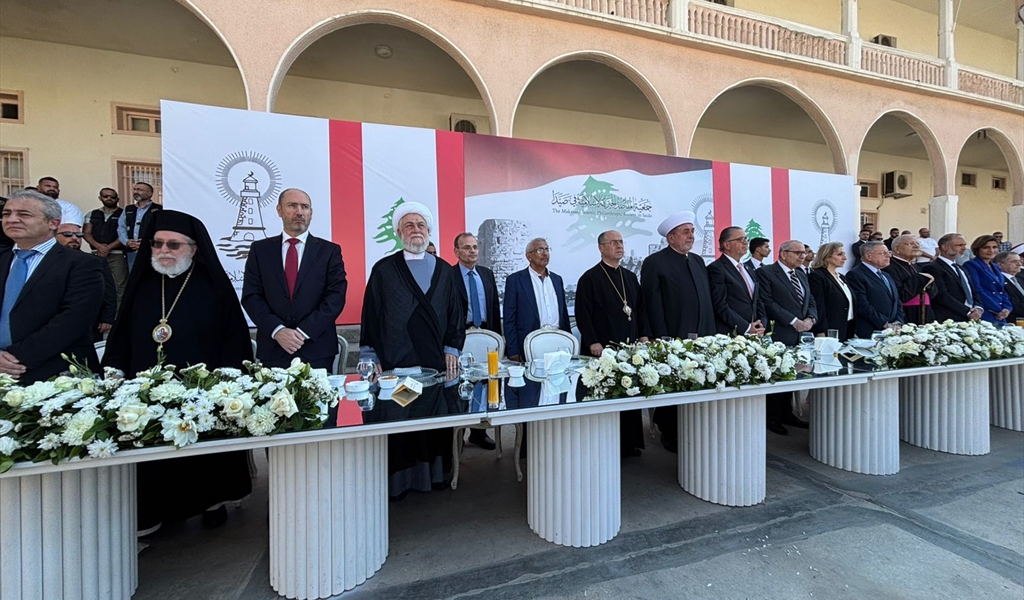 الرئيس سلام في غداء جمعية المقاصد متوسطاً عقيلته والرئيس السنيورة ورئيس الجمعية محمد البزري والمفتي سوسان ونواب المدينة ورجال دين مسلمين ومسيحيين(تصوير: ثريا حسن زعيتر)