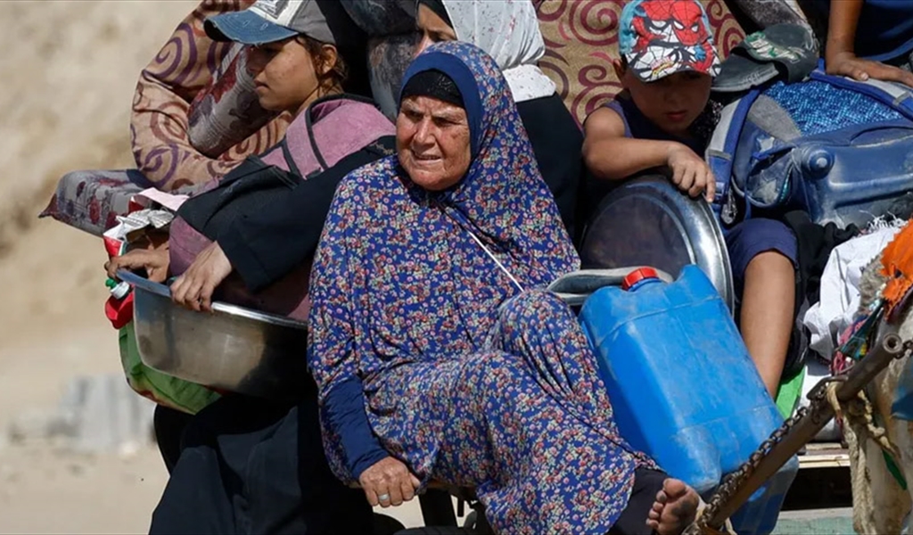 عائلة فلسطينية تنزح من شمال غزة بسبب الغارات الإسرائيلية المتواصلة نحو جنوب القطاع