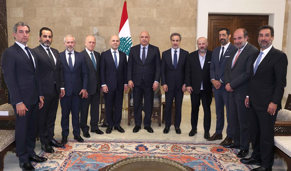 الرئيس عون متوسطاً النائبين حاصباني ومعوض، وباقي اعضاء من النواب الموقعين على اقتراح قانون تصويت المغتربين