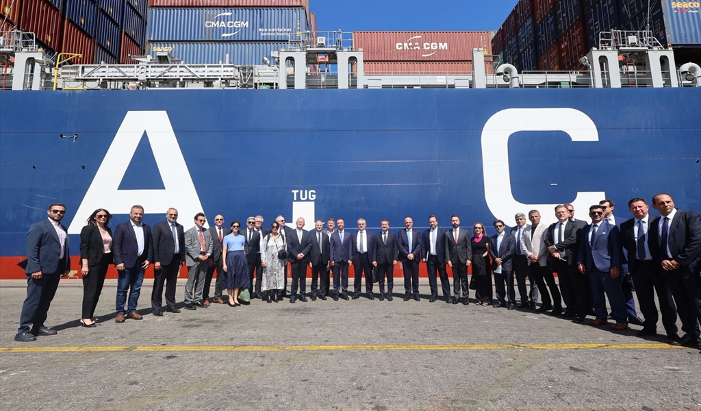 عيتاني والوفد الفرنسي في مرفأ بيروت