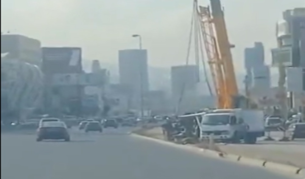 بالفيديو- “مجزرة” كادت أن تقع على أوتوستراد ضبية!