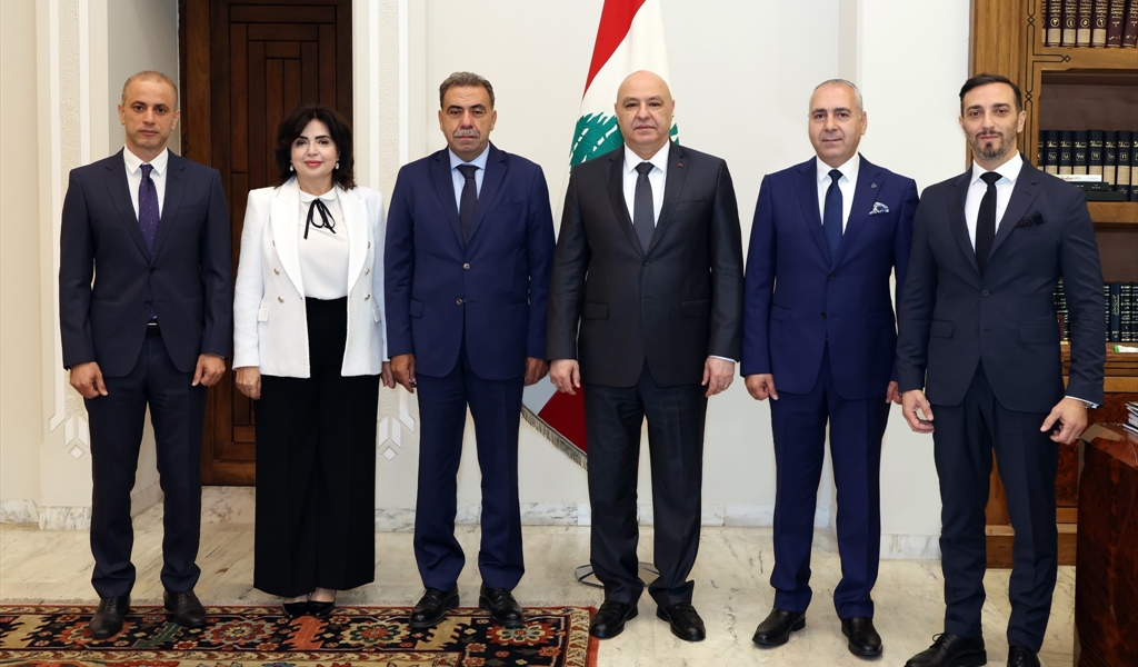 الرئيس عون يتوسط خمسة سفراء للبنان في الخارج