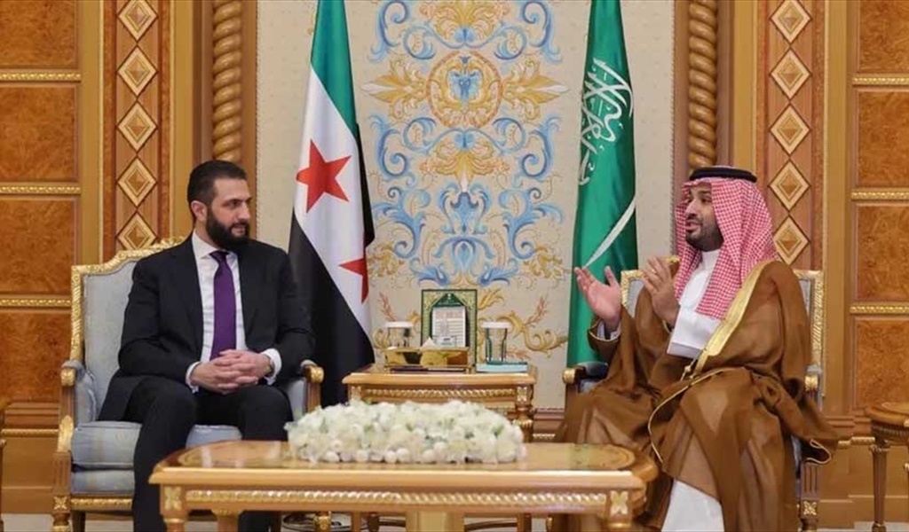 ولي العهد الأمير محمد بن سلمان مستقبلاً الشرع في الرياض