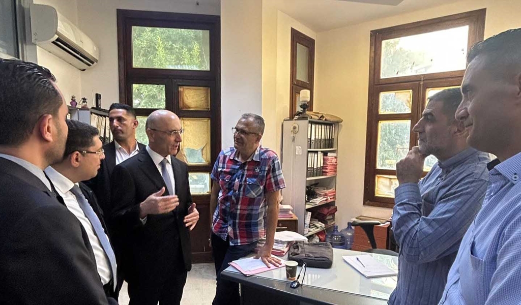 الوزير الحجار متفقداً سير التحقيقات في مبنى المالية