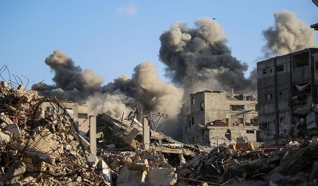 آثار الغارات على خان يونس في قطاع غزة