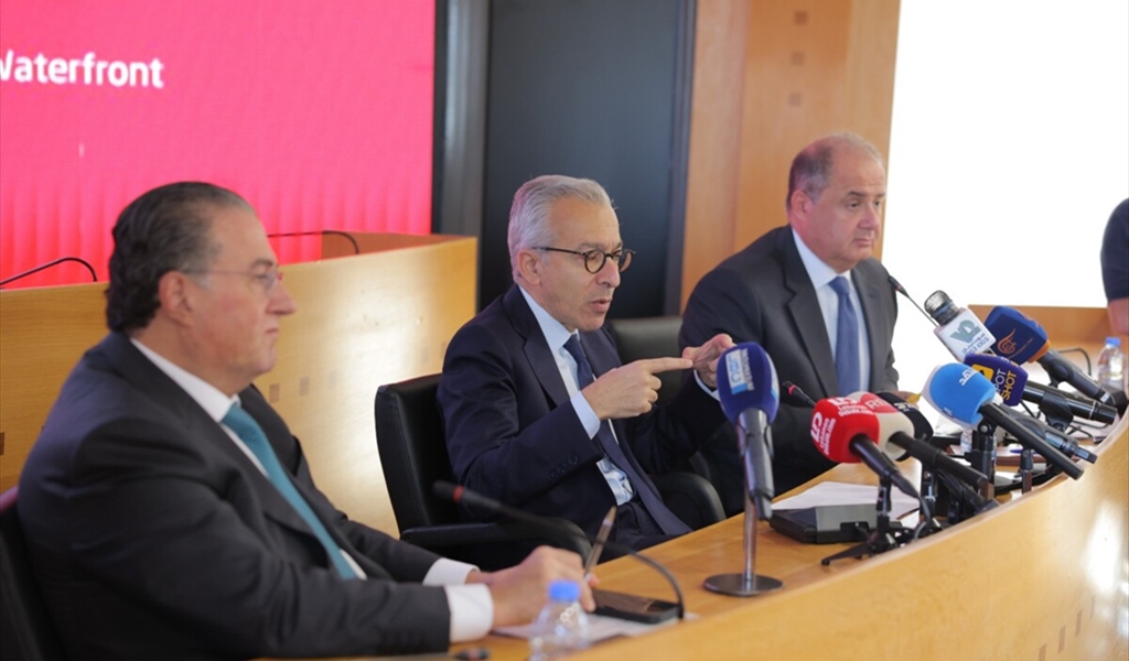 الوزير البساط متحدثاً ومتوسطاً شقير وعربيد خلال المؤتمر