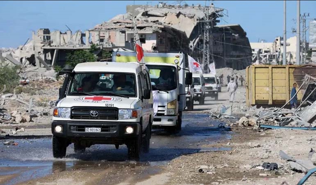 سيارات تابعة للصليب الأحمر في خان يونس ترافق شاحنة تنقل جثث شهداء فلسطينيين كانوا محتجزين في إسرائيل خلال الحرب