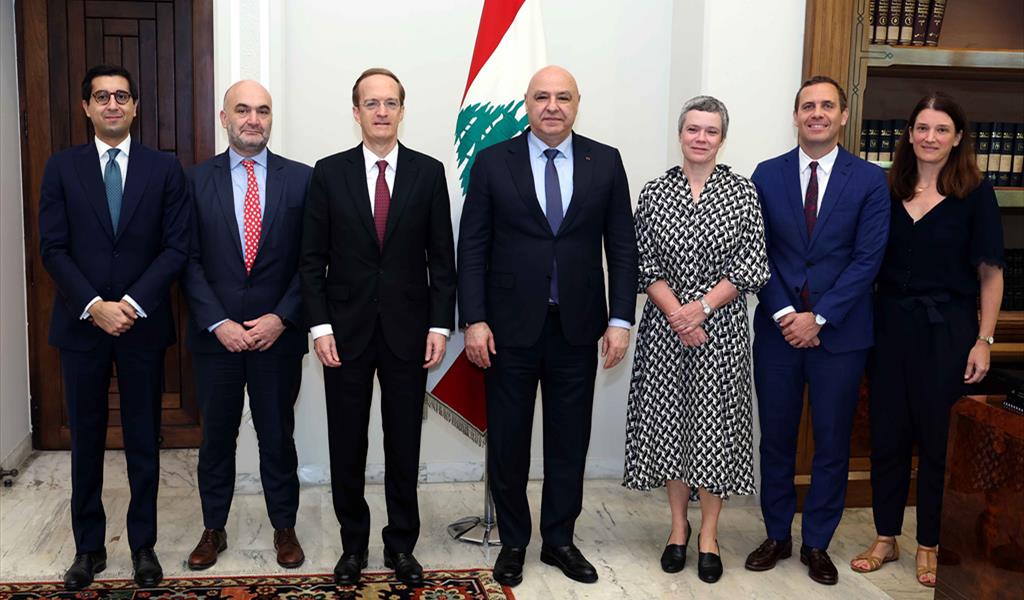 الرئيس عون يتوسط أعضاء وفد الإتحاد الأوروبي