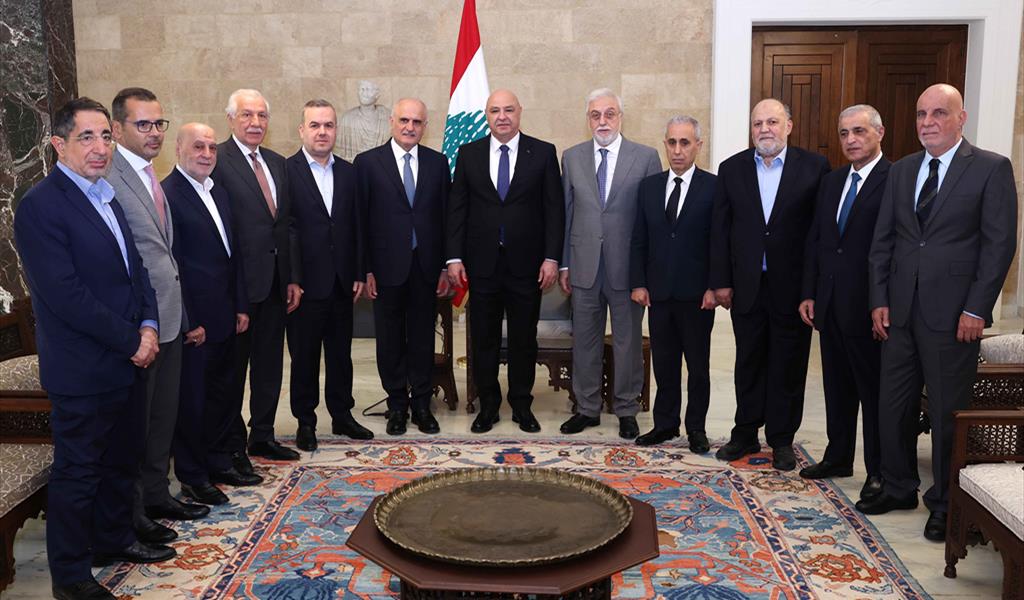 الرئيس عون متوسطاً النائبين خليل والصمد وأعضاء كتلتي «التنمية والتحرير» والوفاء للمقاومة»