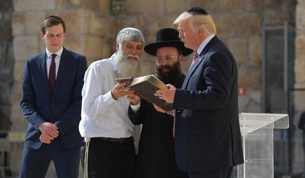 من إعلام العدو: ترامب الغارق في غرام السلام هو مسيحنا وهو حمارنا أيضاً!